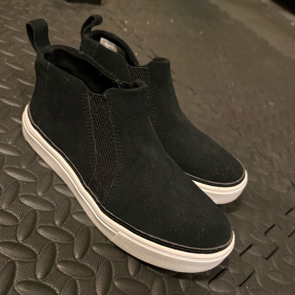Toms Bryce Black Leather Suede Pull On Rounded Toe Low Top Sneakers Shoes size 5